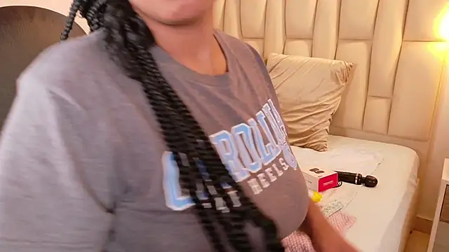 lia mariana online show from November 16, 2025, 10:04 pm