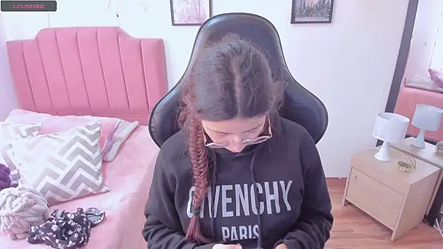 Snapshot of Amy_joones chatting on December 4, 2025, 12:47 pm Amy joones online show from December 4, 2025, 12:47 pm