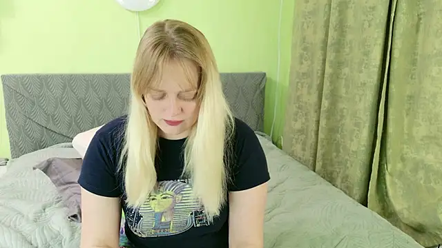 Snapshot of Kira_Miler chatting on May 21, 2026, 5:25 am Kira Miler online show from May 21, 2026, 5:25 am