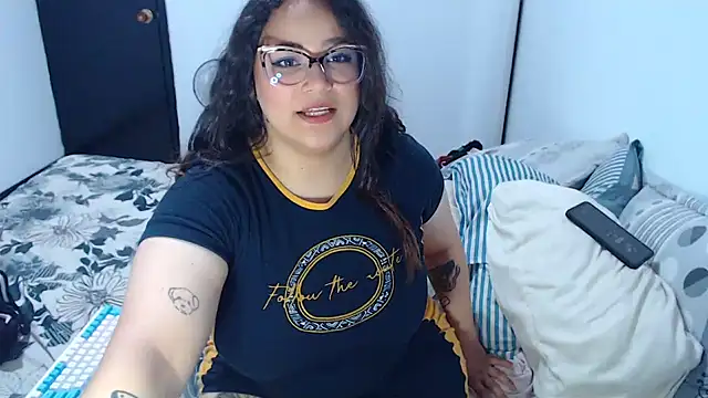 Luciernaga18 online show from February 4, 2025, 3:11 am