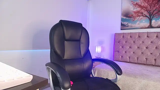 Julianaa Castro  online show from February 14, 2026, 12:02 pm