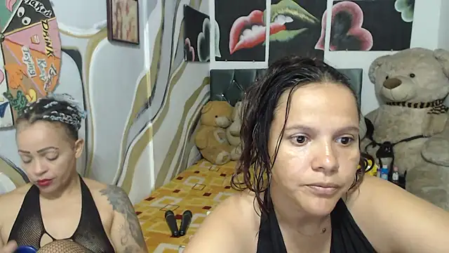 manzanahot9 online show from December 4, 2025, 8:06 pm