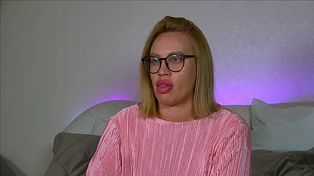 MariaNeumann online show from October 19, 2025, 6:30 pm