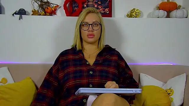 MariaNeumann online show from November 2, 2025, 6:32 pm