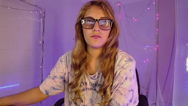 Giia paiige18 online show from November 12, 2025, 1:22 pm