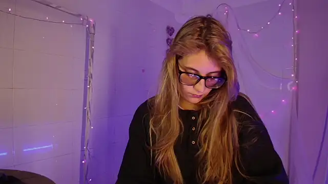 Giia paiige18 online show from November 15, 2025, 11:21 pm