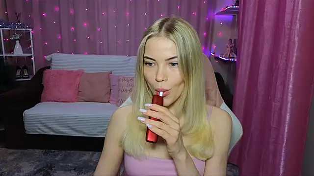 Snapshot of EmmyMills chatting on December 2, 2024, 6:10 pm EmmyMills online show from December 2, 2024, 6:10 pm