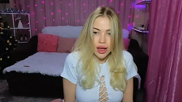 Snapshot of EmmyMills chatting on December 8, 2024, 9:19 pm EmmyMills online show from December 8, 2024, 9:19 pm