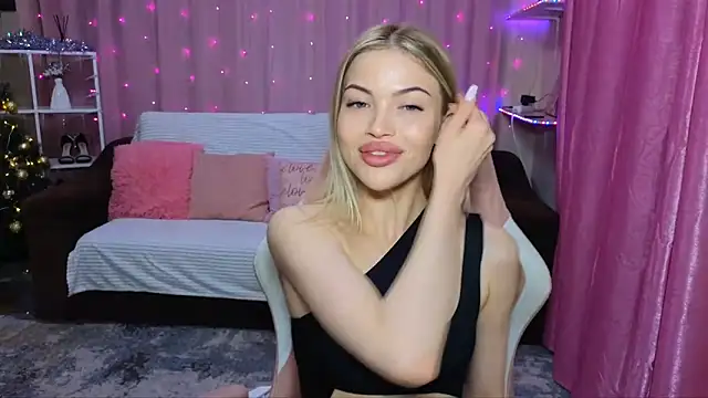 Snapshot of EmmyMills chatting on December 13, 2024, 7:21 pm EmmyMills online show from December 13, 2024, 7:21 pm