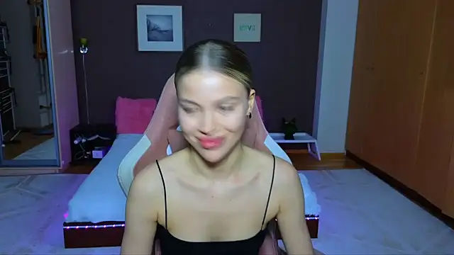 Snapshot of EmmyMills chatting on January 19, 2025, 12:06 am EmmyMills online show from January 19, 2025, 12:06 am