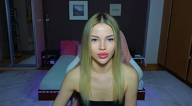 Snapshot of EmmyMills chatting on January 19, 2025, 8:51 pm EmmyMills online show from January 19, 2025, 8:51 pm