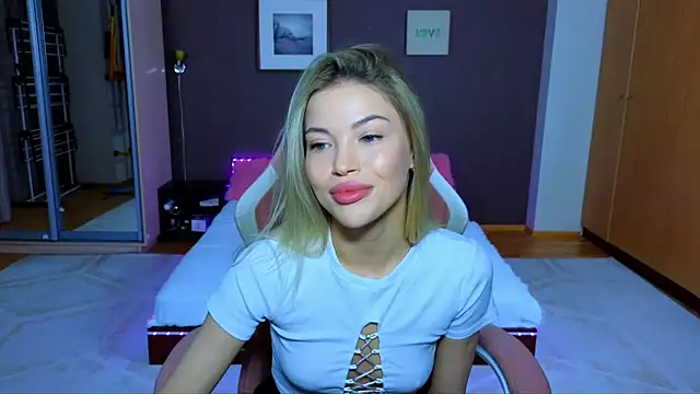 Snapshot of EmmyMills chatting on January 24, 2025, 10:08 pm EmmyMills online show from January 24, 2025, 10:08 pm