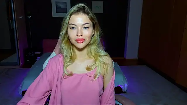 Snapshot of EmmyMills chatting on February 15, 2025, 10:21 pm EmmyMills online show from February 15, 2025, 10:21 pm