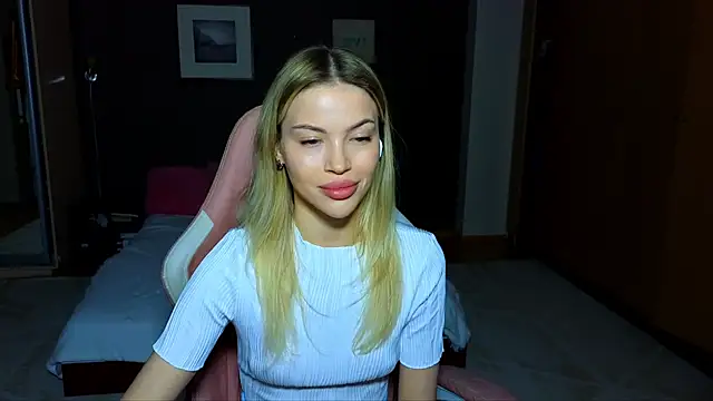 Snapshot of EmmyMills chatting on February 16, 2025, 10:21 pm EmmyMills online show from February 16, 2025, 10:21 pm