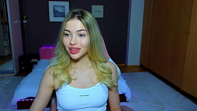 Snapshot of EmmyMills chatting on February 19, 2025, 6:10 pm EmmyMills online show from February 19, 2025, 6:10 pm