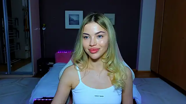 Snapshot of EmmyMills chatting on February 19, 2025, 9:14 pm EmmyMills online show from February 19, 2025, 9:14 pm