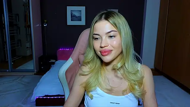 Snapshot of EmmyMills chatting on February 20, 2025, 9:42 pm EmmyMills online show from February 20, 2025, 9:42 pm