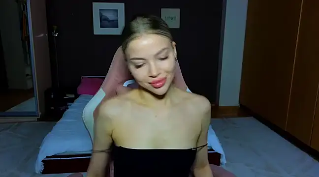 Snapshot of EmmyMills chatting on March 4, 2025, 7:01 pm EmmyMills online show from March 4, 2025, 7:01 pm