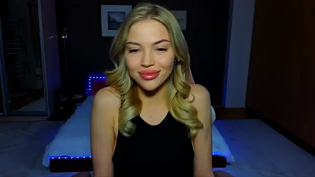 Snapshot of EmmyMills chatting on March 5, 2025, 10:10 pm EmmyMills online show from March 5, 2025, 10:10 pm