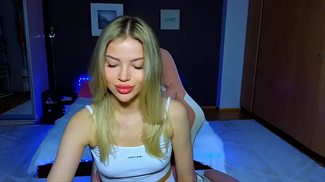 Snapshot of EmmyMills chatting on March 8, 2025, 10:02 pm EmmyMills online show from March 8, 2025, 10:02 pm