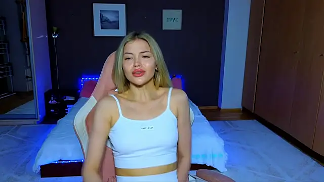 Snapshot of EmmyMills chatting on March 9, 2025, 4:05 am EmmyMills online show from March 9, 2025, 4:05 am