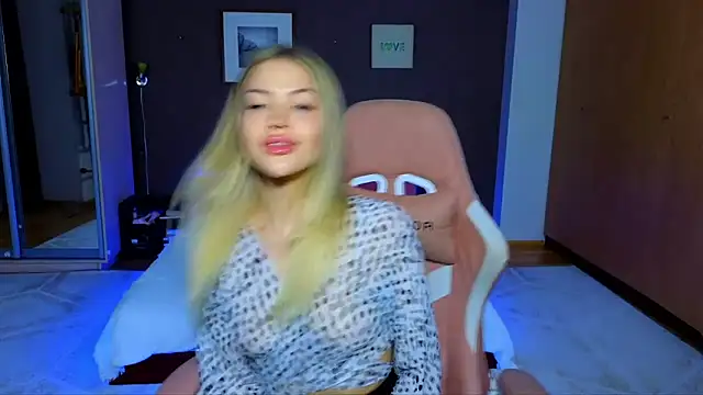 Snapshot of EmmyMills chatting on March 17, 2025, 6:32 pm EmmyMills online show from March 17, 2025, 6:32 pm