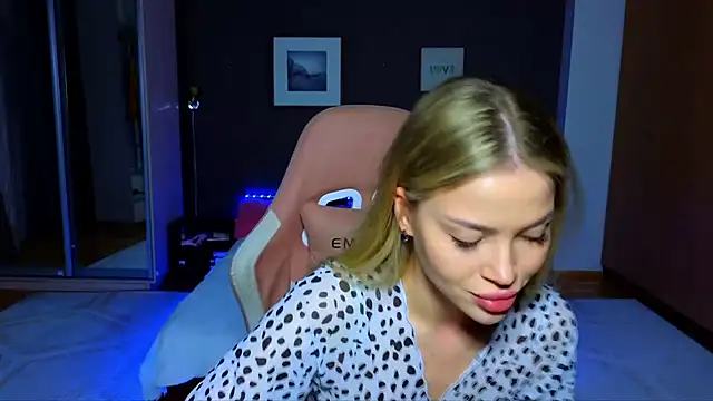 Snapshot of EmmyMills chatting on March 17, 2025, 9:34 pm EmmyMills online show from March 17, 2025, 9:34 pm