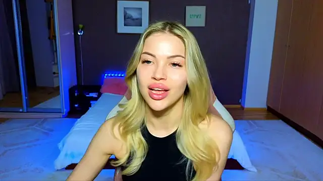 Snapshot of EmmyMills chatting on March 22, 2025, 6:36 pm EmmyMills online show from March 22, 2025, 6:36 pm