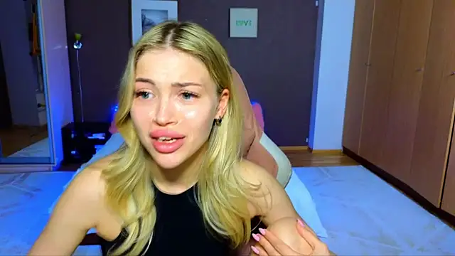 Snapshot of EmmyMills chatting on March 23, 2025, 12:47 am EmmyMills online show from March 23, 2025, 12:47 am