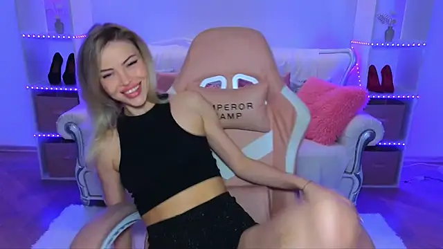 Snapshot of EmmyMills chatting on October 17, 2025, 9:06 pm EmmyMills online show from October 17, 2025, 9:06 pm