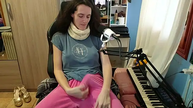 Snapshot of MemiKouki chatting on December 21, 2025, 4:03 pm MemiKouki online show from December 21, 2025, 4:03 pm