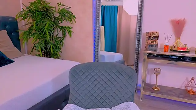 MichelleReys online show from November 7, 2025, 7:36 pm