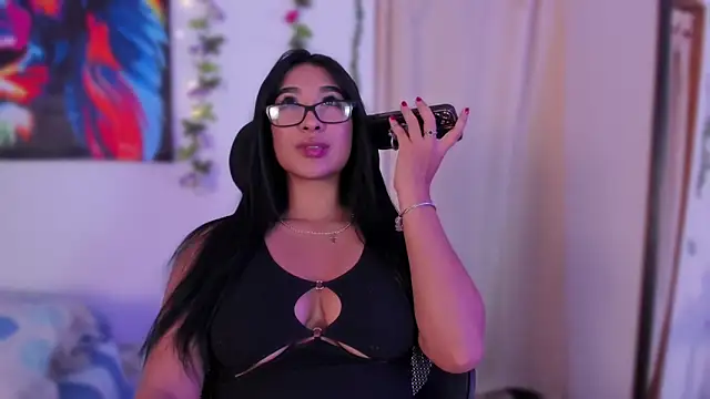 Snapshot of BellaHarllow chatting on December 6, 2024, 1:40 am BellaHarllow online show from December 6, 2024, 1:40 am