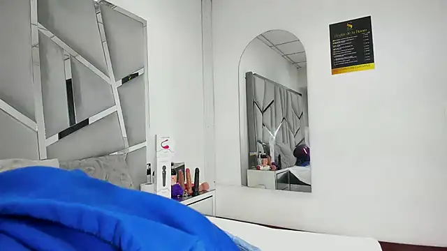 Snapshot of Catherinee69_x chatting on October 27, 2025, 3:43 am Catherinee69 x online show from October 27, 2025, 3:43 am