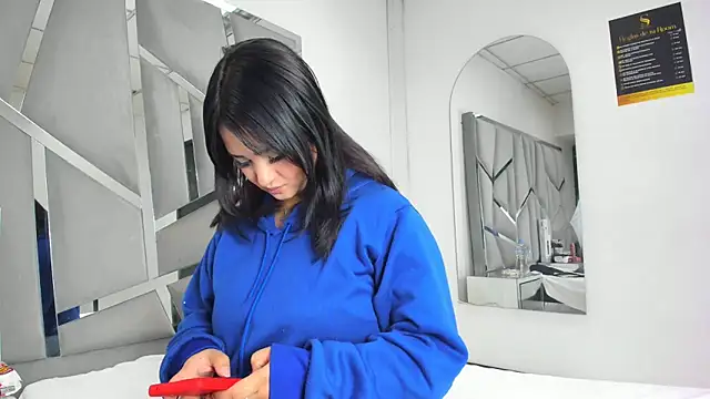 Snapshot of Catherinee69_x chatting on October 28, 2025, 4:05 am Catherinee69 x online show from October 28, 2025, 4:05 am