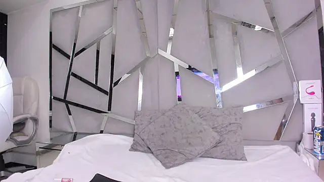 Snapshot of Catherinee69_x chatting on October 30, 2025, 4:03 am Catherinee69 x online show from October 30, 2025, 4:03 am