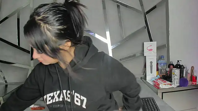 Snapshot of Catherinee69_x chatting on November 26, 2025, 4:46 am Catherinee69 x online show from November 26, 2025, 4:46 am