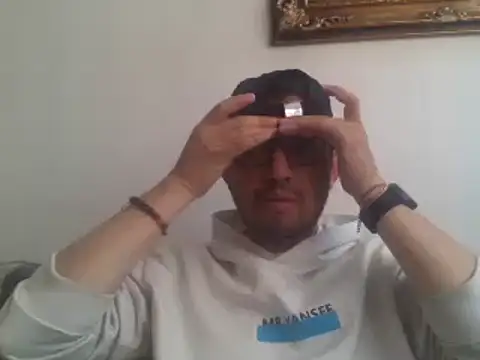 Snapshot of Diptongo chatting on December 5, 2024, 3:17 pm Diptongo online show from December 5, 2024, 3:17 pm