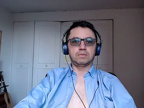 Snapshot of Diptongo chatting on December 1, 2025, 6:46 pm Diptongo online show from December 1, 2025, 6:46 pm