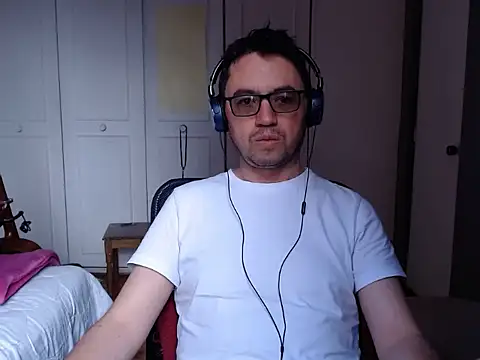 Snapshot of Diptongo chatting on December 3, 2025, 3:10 pm Diptongo online show from December 3, 2025, 3:10 pm