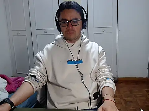 Snapshot of Diptongo chatting on December 13, 2025, 11:10 pm Diptongo online show from December 13, 2025, 11:10 pm