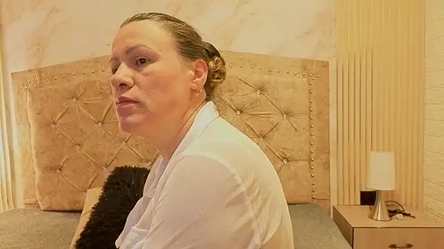 charlotte  G online show from November 8, 2025, 11:32 am