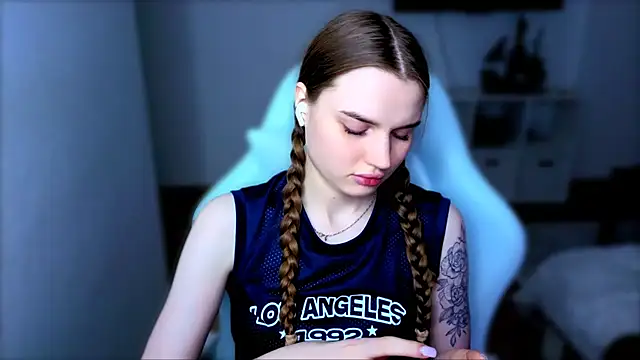 Snapshot of StellaLawless chatting on December 5, 2025, 8:27 pm StellaLawless online show from December 5, 2025, 8:27 pm