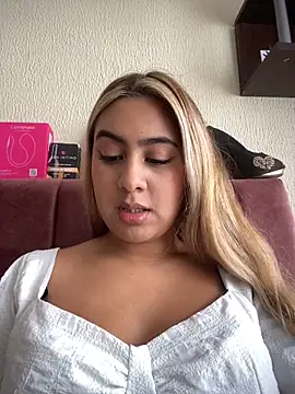 Miabonnett  online show from April 14, 2026, 3:07 pm