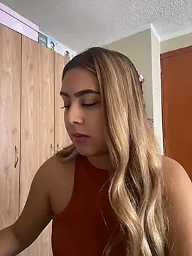 Snapshot of Miabonnett_ chatting on July 7, 2026, 3:27 pm Miabonnett online show from July 7, 2026, 3:27 pm