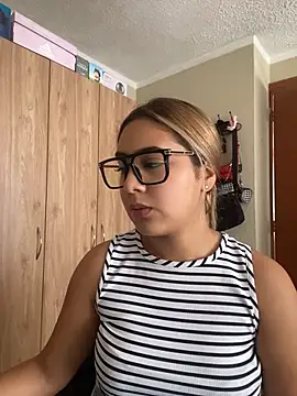 Snapshot of Miabonnett_ chatting on July 9, 2026, 3:16 pm Miabonnett online show from July 9, 2026, 3:16 pm