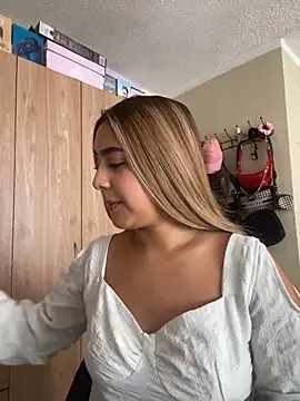 Snapshot of Miabonnett_ chatting on July 16, 2026, 2:34 pm Miabonnett online show from July 16, 2026, 2:34 pm