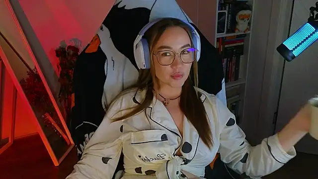 Snapshot of Emili1- chatting on March 15, 2025, 3:27 pm Emili1- online show from March 15, 2025, 3:27 pm