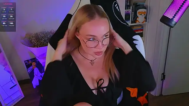 Snapshot of Emili1- chatting on September 9, 2025, 10:59 am Emili1- online show from September 9, 2025, 10:59 am