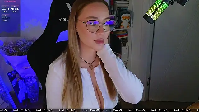 Snapshot of Emili1- chatting on December 2, 2025, 12:54 pm Emili1- online show from December 2, 2025, 12:54 pm